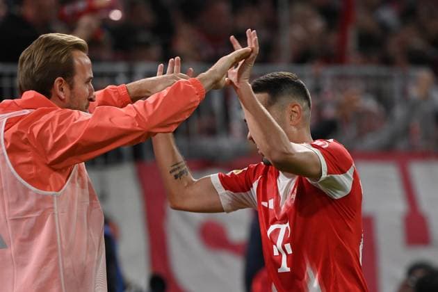 01 11 2025, xjrdrx, Fußball 1 Bundesliga, FC Bayern Muenchen Bayer 04 Leverkusen v l Torjubel nach dem Eigentor Tor zum celebrating the goal celebrate 3 0 bei Raphael Guerreiro FC Bayern Muenchen mit Harry Kane FC Bayern Muenchen DFL DFB REGULATIONS PROHIBIT ANY USE OF PHOTOGRAPHS as IMAGE SEQUENCES and or QUASI VIDEO Muenchen