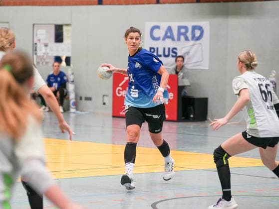 Vesna Tolic Bergischer HC, 14 vs Luise Albert SV Werder Bremen, 66 Bergischer HC Women vs SV Werder Bremen Women, Handball, 2 Bundesliga Women, Matchday 7, Season 2025 2026, 01 11 2025 Bergischer HC Women vs SV Werder Bremen Women, Handball, 2 Bundesliga Women, Matchday 7, Season 2025 2026, 01 11 2025 Solingen Copyright: xEibner-Pressefoto DamianxKruczynx EP_DKI