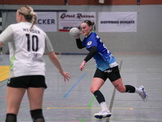 Vakare Damuleviciute Bergischer HC, 25 on run on goal Malin Pods SV Werder Bremen, 10 ready to defend Bergischer HC Women vs SV Werder Bremen Women, Handball, 2 Bundesliga Women, Matchday 7, Season 2025 2026, 01 11 2025 Bergischer HC Women vs SV Werder Bremen Women, Handball, 2 Bundesliga Women, Matchday 7, Season 2025 2026, 01 11 2025 Solingen Copyright: xEibner-Pressefoto DamianxKruczynx EP_DKI