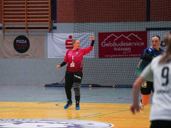Natascha Krueckemeier Bergischer HC, 01 cheers after parade Bergischer HC Women vs SV Werder Bremen Women, Handball, 2 Bundesliga Women, Matchday 7, Season 2025 2026, 01 11 2025 Bergischer HC Women vs SV Werder Bremen Women, Handball, 2 Bundesliga Women, Matchday 7, Season 2025 2026, 01 11 2025 Solingen Copyright: xEibner-Pressefoto DamianxKruczynx EP_DKI