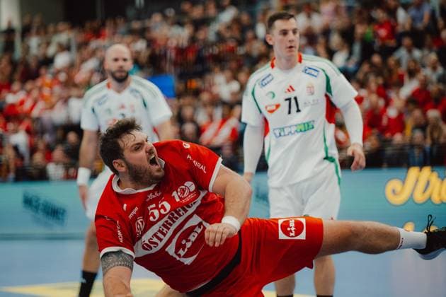 HANDBALL - OEHB, 100 years anniversary VIENNA,AUSTRIA,01.NOV.25 - HANDBALL - OEHB, Oesterreichischer Handballbund, Handball Austria, 100 years anniversary, test match, Austria vs Hungary. Image shows Tobias Wagner (AUT) and Mate Onodi-Janoskuti (HUN).  GEPAxpictures xAlexanderxSolc
