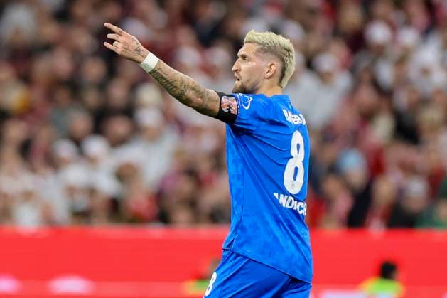 Robert Andrich (Bayer 04 Leverkusen) gestikuliert, Bundesliga, FC Bayern München v Bayer 04 Leverkusen, Allianz Arena am 01. November 2025 in München, Deutschland. (Foto von Marco Steinbrenner DeFodi Images) Robert Andrich (Bayer 04 Leverkusen) gestures, Bundesliga, FC Bayern München v Bayer 04 Leverkusen, Allianz Arena, November 1, 2025 in München, Germany. (Photo by Marco Steinbrenner DeFodi Images) DFL regulations prohibit any use of photographs as image sequences and or quasi-video. Robert Andrich Bayer 04 Leverkusen gestures, Bundesliga, FC Bayern München v Bayer 04 Leverkusen, Allianz Arena on November 01, 2025 in Munich, Germany Photo by Marco Steinbrenner DeFodi Images Robert Andrich Bayer 04 Leverkusen gestures, Bundesliga, FC Bayern München v Bayer 04 Leverkusen, Allianz Arena, November 1, 2025 in Munich, Germany Photo by Marco Steinbrenner DeFodi Images DFL regulations prohibit any use of photographs as image sequences and or quasi video