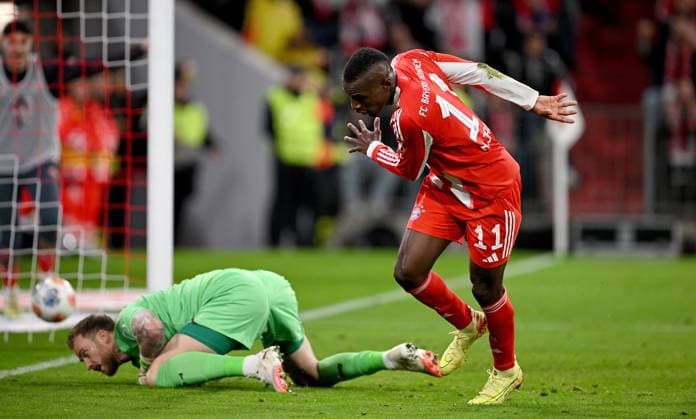 Soccer 1 Bundesliga Season 2025 2026 9 Matchday FC Bayern Muenchen Bayer 04 Leverkusen 01 11 2025 GOAL for 2 0, by goal scorer Nicolas Jackson right, FC Bayern Muenchen against goalkeeper Mark Flekken left, Bayer 04 Leverkusen