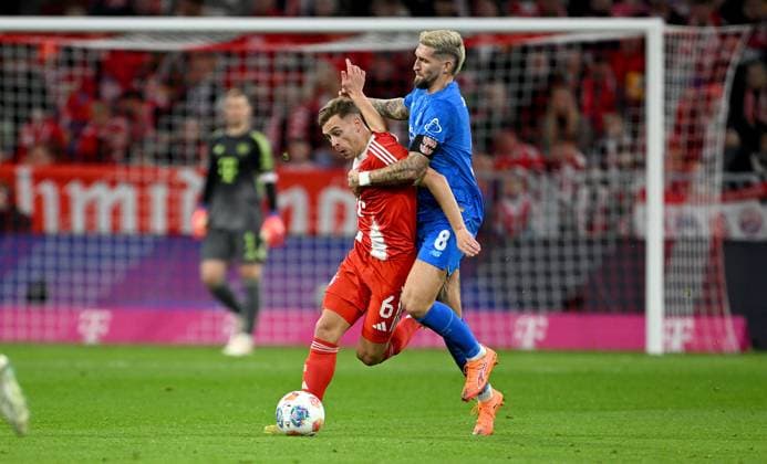 Soccer 1 Bundesliga Season 2025 2026 9 Matchday FC Bayern Muenchen Bayer 04 Leverkusen 01 11 2025 Joshua Kimmich left, FC Bayern Muenchen vs Robert Andrich right, Bayer 04 Leverkusen