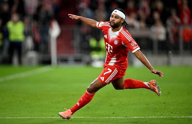 Soccer 1 Bundesliga Season 2025 2026 9 Matchday FC Bayern Muenchen Bayer 04 Leverkusen 01 11 2025 Cheering after the goal for 1 0, Serge Gnabry FC Bayern Muenchen