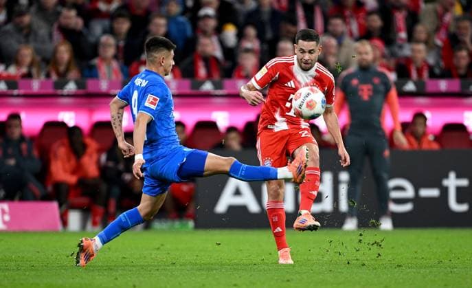 Soccer 1 Bundesliga Season 2025 2026 9 Matchday FC Bayern Muenchen Bayer 04 Leverkusen 01 11 2025 Claudio Echeverri left, Bayer 04 Leverkusen vs Raphael Guerreiro right, FC Bayern Muenchen