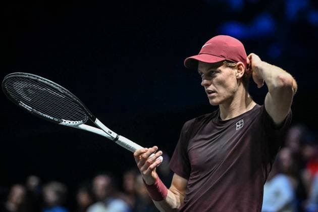 Jannik Sinner vs Alexander Zverev at Rolex Paris Masters 2025 in Paris FA Jannik Sinner competes against Alexander Zverev during the Rolex Paris Masters 2025 semi finals at the Paris La Defense Arena in Paris, on November 1, 2025. Photo by Firas Abdullah ABACAPRESS.COM Paris Ile-de-France France  Copyright: xAbdullahxFiras ABACAx