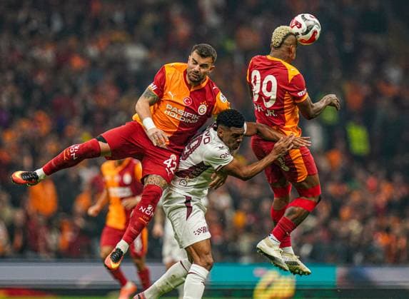 Galatasaray v Trabzonspor - Turkish Super Lig ISTANBUL, TURKIYE - NOVEMBER 1: Abdulkerim Bardakci of Galatasaray in action against Felipe Augusto da Silva of Trabzonspor during the Turkish Super Lig week 11 football match between Galatasaray and Trabzonspor at RAMS Park Stadium in Istanbul, Turkiye on November 1, 2025. Salih Zeki Fazlioglu Anadolu Istanbul Turkey. Editorial use only. Please get in touch for any other usage.  Copyright: x2025xAnadoluxSalihxZekixFazlioglux