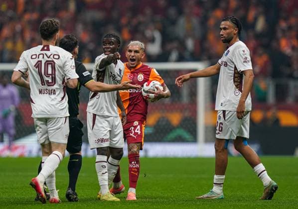 Galatasaray v Trabzonspor - Turkish Super Lig ISTANBUL, TURKIYE - NOVEMBER 1: Lucas Torreira of Galatasaray in action during the Turkish Super Lig week 11 football match between Galatasaray and Trabzonspor at RAMS Park Stadium in Istanbul, Turkiye on November 1, 2025. Salih Zeki Fazlioglu Anadolu Istanbul Turkey. Editorial use only. Please get in touch for any other usage.  Copyright: x2025xAnadoluxSalihxZekixFazlioglux