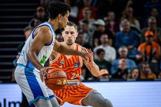 Neu Ulm, Deutschland, 01.11.25: Garai Zeeb (Skyliners) und Thomas Klepeisz (ratiopharm ulm) im Zweikampf waehrend des Basketball Bundesliga Spiels zwischen ratiopharm ulm vs Frankfurt Skyliners in der ratiopharm Arena am 01. November 2025 in Neu Ulm, Deutschland. (Foto von Harry Langer DeFodi Images) ratiopharm Arena, Germany, 01.11.25: Garai Zeeb (Skyliners) und Thomas Klepeisz (ratiopharm ulm) battle for the ball during the Basketball Bundesliga match between ratiopharm ulm vs Frankfurt Skyliners at Neu Ulm on November 1, 2025 in ratiopharm Arena, Germany. (Photo by Harry Langer DeFodi Images) (Photo by Harry Langer DeFodi Images) Neu Ulm, Germany, 01 11 25 Garai Zeeb Skyliners and Thomas Klepeisz ratiopharm ulm battle for the ball during the Basketball Bundesliga match between ratiopharm ulm vs Frankfurt Skyliners at ratiopharm Arena on November 01, 2025 in Neu Ulm, Germany Photo by Harry Langer DeFodi Images ratiopharm Arena, Germany, 01 11 25 Garai Zeeb Skyliners and Thomas Klepeisz ratiopharm ulm battle for the ball during the Basketball Bundesliga match between ratiopharm ulm vs Frankfurt Skyliners at Neu Ulm on November 1, 2025 in ratiopharm Arena, Germany Photo by Harry Langer DeFodi Images Photo by Harry Langer DeFodi Images