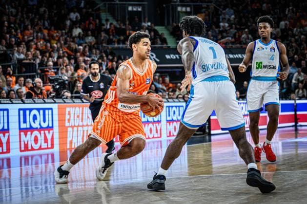 Neu Ulm, Deutschland, 01.11.25: Mark Smith (ratiopharm ulm) und Isaiah Swope (Skyliners) im Zweikampf waehrend des Basketball Bundesliga Spiels zwischen ratiopharm ulm vs Frankfurt Skyliners in der ratiopharm Arena am 01. November 2025 in Neu Ulm, Deutschland. (Foto von Harry Langer DeFodi Images) ratiopharm Arena, Germany, 01.11.25: Mark Smith (ratiopharm ulm) und Isaiah Swope (Skyliners) battle for the ball during the Basketball Bundesliga match between ratiopharm ulm vs Frankfurt Skyliners at Neu Ulm on November 1, 2025 in ratiopharm Arena, Germany. (Photo by Harry Langer DeFodi Images) (Photo by Harry Langer DeFodi Images) Neu Ulm, Germany, 01 11 25 Mark Smith ratiopharm ulm and Isaiah Swope Skyliners battle for the ball during the Basketball Bundesliga match between ratiopharm ulm vs Frankfurt Skyliners at the ratiopharm Arena on November 01, 2025 in Neu Ulm, Germany Photo by Harry Langer DeFodi Images ratiopharm Arena, Germany, 01 11 25 Mark Smith ratiopharm ulm and Isaiah Swope Skyliners battle for the ball during the Basketball Bundesliga match between ratiopharm ulm vs Frankfurt Skyliners at Neu Ulm on November 1, 2025 in ratiopharm Arena, Germany Photo by Harry Langer DeFodi Images Photo by Harry Langer DeFodi Images