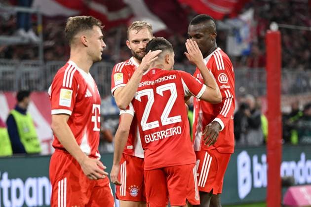 01 11 2025, xjrdrx, Fußball 1 Bundesliga, FC Bayern Muenchen Bayer 04 Leverkusen v l Torjubel nach dem Tor zum celebrating the goal celebrate 3 0 DFL DFB REGULATIONS PROHIBIT ANY USE OF PHOTOGRAPHS as IMAGE SEQUENCES and or QUASI VIDEO Muenchen