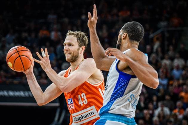 Neu Ulm, Deutschland, 01.11.25: Christian Sengfelder (ratiopharm ulm) im Zweikampf waehrend des Basketball Bundesliga Spiels zwischen ratiopharm ulm vs Frankfurt Skyliners in der ratiopharm Arena am 01. November 2025 in Neu Ulm, Deutschland. (Foto von Harry Langer DeFodi Images) ratiopharm Arena, Germany, 01.11.25: Christian Sengfelder (ratiopharm ulm) battle for the ball during the Basketball Bundesliga match between ratiopharm ulm vs Frankfurt Skyliners at Neu Ulm on November 1, 2025 in ratiopharm Arena, Germany. (Photo by Harry Langer DeFodi Images) (Photo by Harry Langer DeFodi Images) Neu Ulm, Germany, 01 11 25 Christian Sengfelder ratiopharm ulm battle for the ball during the Basketball Bundesliga match between ratiopharm ulm vs Frankfurt Skyliners at ratiopharm Arena on November 01, 2025 in Neu Ulm, Germany Photo by Harry Langer DeFodi Images ratiopharm Arena, Germany, 01 11 25 Christian Sengfelder ratiopharm ulm battle for the ball during the Basketball Bundesliga match between ratiopharm ulm vs Frankfurt Skyliners at Neu Ulm on November 1, 2025 in ratiopharm Arena, Germany Photo by Harry Langer DeFodi Images Photo by Harry Langer DeFodi Images