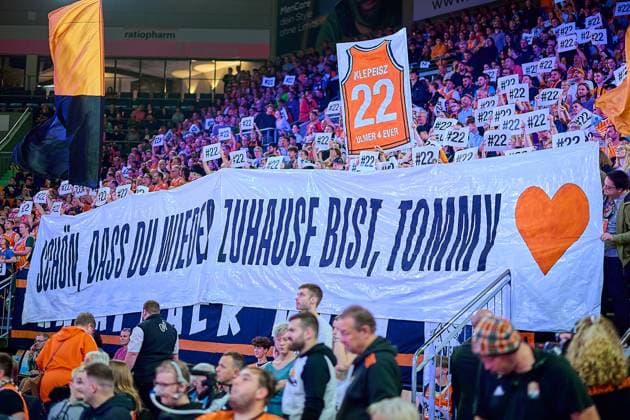 The fans welcome Thomas Klepeisz ratiopharm ulm, 22 GER, ratiopharm ulm vs Skyliners Frankfurt, Basketball, Matchday 6, EasyCredit Bundesliga, Season 2025 2026, 01 11 2025 GER, ratiopharm ulm vs Skyliners Frankfurt, Basketball, Matchday 6, EasyCredit Bundesliga, Season 2025 2026, 01 11 2025 New Ulm Copyright: xEibner-Pressefoto GeraldxOelze-dx EP_ODS