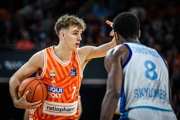 Neu Ulm, Deutschland, 01.11.25: Tobias Jensen (ratiopharm ulm) und William Christmas (Skyliners) im Zweikampf waehrend des Basketball Bundesliga Spiels zwischen ratiopharm ulm vs Frankfurt Skyliners in der ratiopharm Arena am 01. November 2025 in Neu Ulm, Deutschland. (Foto von Harry Langer DeFodi Images) ratiopharm Arena, Germany, 01.11.25: Tobias Jensen (ratiopharm ulm) und William Christmas (Skyliners) battle for the ball during the Basketball Bundesliga match between ratiopharm ulm vs Frankfurt Skyliners at Neu Ulm on November 1, 2025 in ratiopharm Arena, Germany. (Photo by Harry Langer DeFodi Images) (Photo by Harry Langer DeFodi Images) Neu Ulm, Germany, 01 11 25 Tobias Jensen ratiopharm ulm and William Christmas Skyliners battle for the ball during the Basketball Bundesliga match between ratiopharm ulm vs Frankfurt Skyliners at ratiopharm Arena on November 01 2025 in Neu Ulm, Germany Photo by Harry Langer DeFodi Images ratiopharm Arena, Germany, 01 11 25 Tobias Jensen ratiopharm ulm and William Christmas Skyliners battle for the ball during the Basketball Bundesliga match between ratiopharm ulm vs Frankfurt Skyliners at Neu Ulm on November 1, 2025 in ratiopharm Arena, Germany Photo by Harry Langer DeFodi Images Photo by Harry Langer DeFodi Images