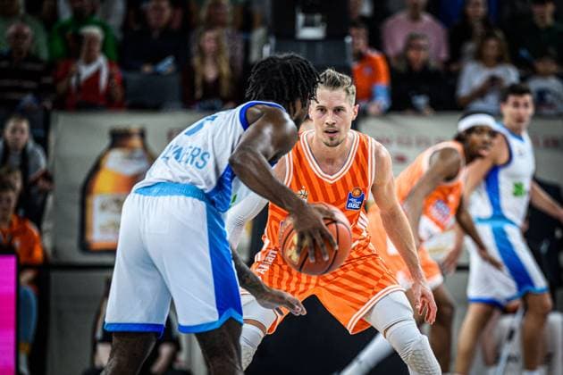 Neu Ulm, Deutschland, 01.11.25: Isaiah Swope (Skyliners) und Thomas Klepeisz (ratiopharm ulm) im Zweikampf waehrend des Basketball Bundesliga Spiels zwischen ratiopharm ulm vs Frankfurt Skyliners in der ratiopharm Arena am 01. November 2025 in Neu Ulm, Deutschland. (Foto von Harry Langer DeFodi Images) ratiopharm Arena, Germany, 01.11.25: Isaiah Swope (Skyliners) und Thomas Klepeisz (ratiopharm ulm) battle for the ball during the Basketball Bundesliga match between ratiopharm ulm vs Frankfurt Skyliners at Neu Ulm on November 1, 2025 in ratiopharm Arena, Germany. (Photo by Harry Langer DeFodi Images) (Photo by Harry Langer DeFodi Images) Neu Ulm, Germany, 01 11 25 Isaiah Swope Skyliners and Thomas Klepeisz ratiopharm ulm battle for the ball during the Basketball Bundesliga match between ratiopharm ulm vs Frankfurt Skyliners at the ratiopharm Arena on November 01, 2025 in Neu Ulm, Germany Photo by Harry Langer DeFodi Images ratiopharm Arena, Germany, 01 11 25 Isaiah Swope Skyliners and Thomas Klepeisz ratiopharm ulm battle for the ball during the Basketball Bundesliga match between ratiopharm ulm vs Frankfurt Skyliners at Neu Ulm on November 1, 2025 in ratiopharm Arena, Germany Photo by Harry Langer DeFodi Images Photo by Harry Langer DeFodi Images