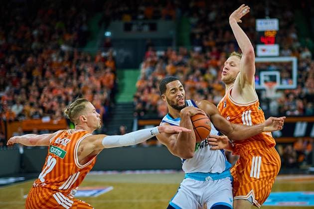 Battle for the ball between Thomas Klepeisz ratiopharm ulm, 22 , Jaedon Le Dee Frankfurt Skyliners, 13 , Christian Sengfelder ratiopharm ulm, 43 GER, ratiopharm ulm vs Skyliners Frankfurt, Basketball, Matchday 6, EasyCredit Bundesliga, 2025 2026 season, 01 11 2025 GER, ratiopharm ulm vs Skyliners Frankfurt, Basketball, Matchday 6, EasyCredit Bundesliga, 2025 2026 season, 01 11 2025 New Ulm Copyright: xEibner-Pressefoto GeraldxOelze-dx EP_ODS