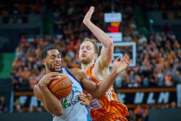 Battle for the ball between Jaedon Le Dee Frankfurt Skyliners, 13 , Christian Sengfelder ratiopharm ulm, 43 GER, ratiopharm ulm vs Skyliners Frankfurt, Basketball, Matchday 6, EasyCredit Bundesliga, Season 2025 2026, 01 11 2025 GER, ratiopharm ulm vs Skyliners Frankfurt, Basketball, Matchday 6, EasyCredit Bundesliga, Season 2025 2026, 01 11 2025 Neu Ulm Copyright: xEibner-Pressefoto GeraldxOelze-dx EP_ODS
