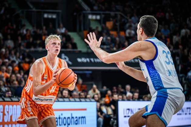 Neu Ulm, Deutschland, 01.11.25: Teo Milicic (ratiopharm ulm) und Ryan Hawkins (Skyliners) im Zweikampf waehrend des Basketball Bundesliga Spiels zwischen ratiopharm ulm vs Frankfurt Skyliners in der ratiopharm Arena am 01. November 2025 in Neu Ulm, Deutschland. (Foto von Harry Langer DeFodi Images) ratiopharm Arena, Germany, 01.11.25: Teo Milicic (ratiopharm ulm) und Ryan Hawkins (Skyliners) battle for the ball during the Basketball Bundesliga match between ratiopharm ulm vs Frankfurt Skyliners at Neu Ulm on November 1, 2025 in ratiopharm Arena, Germany. (Photo by Harry Langer DeFodi Images) (Photo by Harry Langer DeFodi Images) Neu Ulm, Germany, 01 11 25 Teo Milicic ratiopharm ulm and Ryan Hawkins Skyliners battle for the ball during the Basketball Bundesliga match between ratiopharm ulm vs Frankfurt Skyliners at the ratiopharm Arena on November 01, 2025 in Neu Ulm, Germany Photo by Harry Langer DeFodi Images ratiopharm Arena, Germany, 01 11 25 Teo Milicic ratiopharm ulm and Ryan Hawkins Skyliners battle for the ball during the Basketball Bundesliga match between ratiopharm ulm vs Frankfurt Skyliners at Neu Ulm on November 1, 2025 in ratiopharm Arena, Germany Photo by Harry Langer DeFodi Images Photo by Harry Langer DeFodi Images