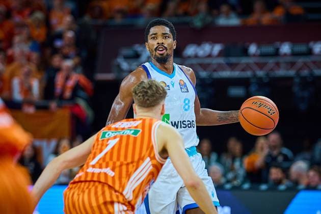 William Christmas Frankfurt Skyliners, 08 and Tobias Jensen ratiopharm ulm, 07 GER, ratiopharm ulm vs Skyliners Frankfurt, Basketball, Matchday 6, EasyCredit Bundesliga, Season 2025 2026, 01 11 2025 GER, ratiopharm ulm vs Skyliners Frankfurt, Basketball, Matchday 6, EasyCredit Bundesliga, Season 2025 2026, 01 11 2025 New Ulm Copyright: xEibner-Pressefoto GeraldxOelze-dx EP_ODS