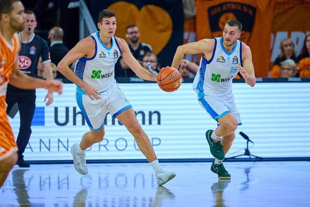 Garai Zeeb Frankfurt Skyliners, 03 and Radii Caisin Frankfurt Skyliners, 16 setting up play GER, ratiopharm ulm vs Skyliners Frankfurt, Basketball, Matchday 6, EasyCredit Bundesliga, Season 2025 2026, 01 11 2025 GER, ratiopharm ulm vs Skyliners Frankfurt, Basketball, Matchday 6, EasyCredit Bundesliga, Season 2025 2026, 01 11 2025 Neu Ulm Copyright: xEibner-Pressefoto GeraldxOelze-dx EP_ODS
