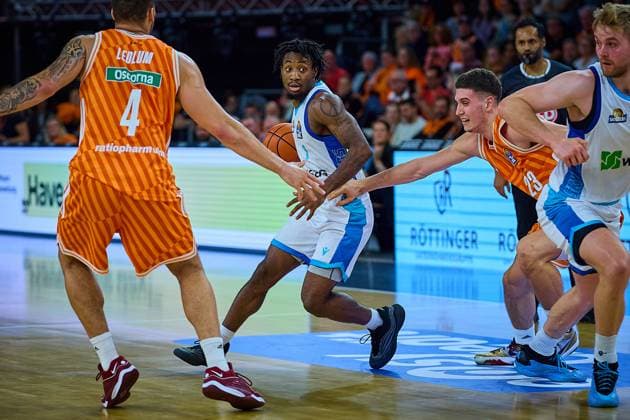 Christopher Ledlum ratiopharm ulm, 04 , Isaiah Swope Frankfurt Skyliners, 01 , Diego Garavaglia ratiopharm ulm, 23 , GER, ratiopharm ulm vs Skyliners Frankfurt, Basketball, Matchday 6, EasyCredit Bundesliga, Season 2025 2026, 01 11 2025 GER, ratiopharm ulm vs Skyliners Frankfurt, Basketball, Matchday 6, EasyCredit Bundesliga, Season 2025 2026, 01 11 2025 Neu Ulm Copyright: xEibner-Pressefoto GeraldxOelze-dx EP_ODS