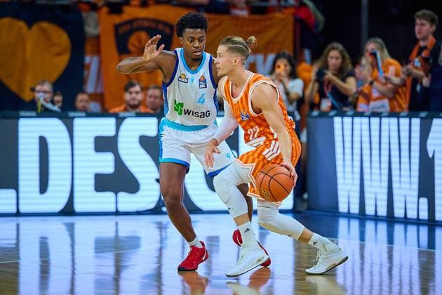 duel, duel between Nahiem Alleyne Frankfurt Skyliners, 04 and Thomas Klepeisz ratiopharm ulm, 22 GER, ratiopharm ulm vs Skyliners Frankfurt, Basketball, Matchday 6, EasyCredit Bundesliga, Season 2025 2026, 01 11 2025 GER, ratiopharm ulm vs Skyliners Frankfurt, Basketball, Matchday 6, EasyCredit Bundesliga, Season 2025 2026, 01 11 2025 New Ulm Copyright: xEibner-Pressefoto GeraldxOelze-dx EP_ODS
