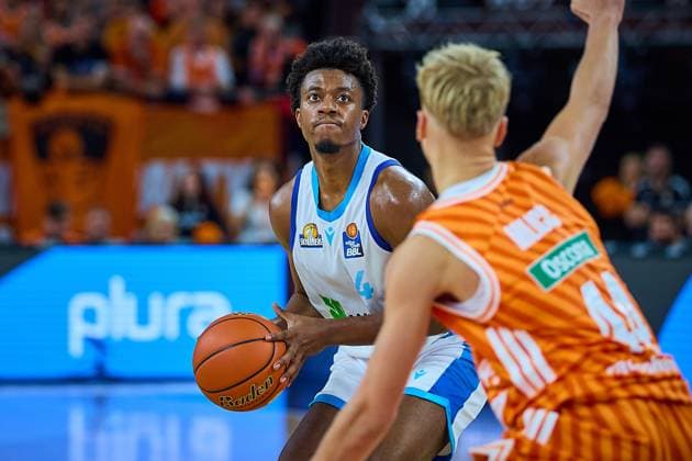 Nahiem Alleyne Frankfurt Skyliners, 04 and Teo Milicic ratiopharm ulm, 44 GER, ratiopharm ulm vs Skyliners Frankfurt, Basketball, Matchday 6, EasyCredit Bundesliga, Season 2025 2026, 01 11 2025 GER, ratiopharm ulm vs Skyliners Frankfurt, Basketball, Matchday 6, EasyCredit Bundesliga, Season 2025 2026, 01 11 2025 New Ulm Copyright: xEibner-Pressefoto GeraldxOelze-dx EP_ODS