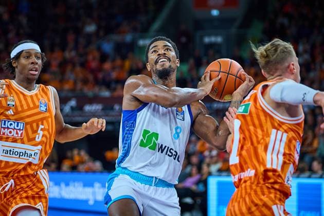 Mohamed Diakite ratiopharm ulm, 05 , William Christmas Frankfurt Skyliners, 08 and Thomas Klepeisz ratiopharm ulm, 22 GER, ratiopharm ulm vs Skyliners Frankfurt, Basketball, Matchday 6, EasyCredit Bundesliga, Season 2025 2026, 01 11 2025 GER, ratiopharm ulm vs Skyliners Frankfurt, Basketball, Matchday 6, EasyCredit Bundesliga, Season 2025 2026, 01 11 2025 New Ulm Copyright: xEibner-Pressefoto GeraldxOelze-dx EP_ODS