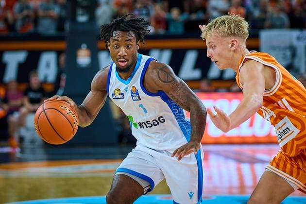 Isaiah Swope Frankfurt Skyliners, 01 vs Teo Milicic ratiopharm ulm, 44 GER, ratiopharm ulm vs Skyliners Frankfurt, Basketball, Matchday 6, EasyCredit Bundesliga, Season 2025 2026, 01 11 2025 GER, ratiopharm ulm vs Skyliners Frankfurt, Basketball, Matchday 6, EasyCredit Bundesliga, Season 2025 2026, 01 11 2025 New Ulm Copyright: xEibner-Pressefoto GeraldxOelze-dx EP_ODS