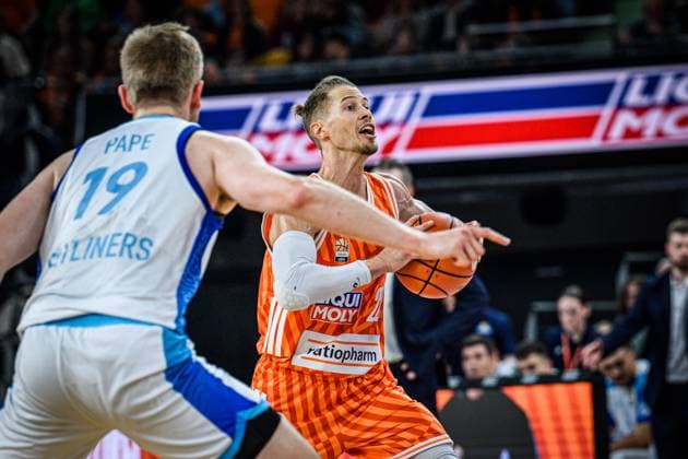 Neu Ulm, Deutschland, 01.11.25: Till Pape (Skyliners) und Thomas Klepeisz (ratiopharm ulm) im Zweikampf waehrend des Basketball Bundesliga Spiels zwischen ratiopharm ulm vs Frankfurt Skyliners in der ratiopharm Arena am 01. November 2025 in Neu Ulm, Deutschland. (Foto von Harry Langer DeFodi Images) ratiopharm Arena, Germany, 01.11.25: Till Pape (Skyliners) und Thomas Klepeisz (ratiopharm ulm) battle for the ball during the Basketball Bundesliga match between ratiopharm ulm vs Frankfurt Skyliners at Neu Ulm on November 1, 2025 in ratiopharm Arena, Germany. (Photo by Harry Langer DeFodi Images) (Photo by Harry Langer DeFodi Images) Neu Ulm, Germany, 01 11 25 Till Pape Skyliners and Thomas Klepeisz ratiopharm ulm battle for the ball during the Basketball Bundesliga match between ratiopharm ulm vs Frankfurt Skyliners at ratiopharm Arena on November 01, 2025 in Neu Ulm, Germany Photo by Harry Langer DeFodi Images ratiopharm Arena, Germany, 01 11 25 Till Pape Skyliners and Thomas Klepeisz ratiopharm ulm battle for the ball during the Basketball Bundesliga match between ratiopharm ulm vs Frankfurt Skyliners at Neu Ulm on November 1, 2025 in ratiopharm Arena, Germany Photo by Harry Langer DeFodi Images Photo by Harry Langer DeFodi Images