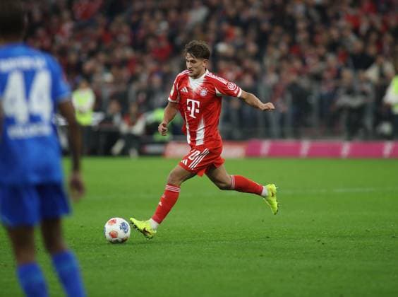 Football, Men, Bundesliga, Season 2025 2026, FC Bayern Munich Bayer 04 Leverkusen, Allianz Arena Tom Bischof FC Bayern Munich plays a ball DFB, DFL regulations prohibit any use of photographs as image sequences and or quasi video