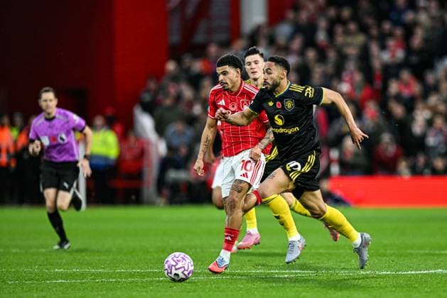 1st November 2025; The City Ground, Nottingham, England; Premier League Football, Nottingham Forest versus Manchester United, ManU Matheus Cunha of Manchester United beats Morgan Gibbs-White of Nottingham Forest  GodfreyxPitt