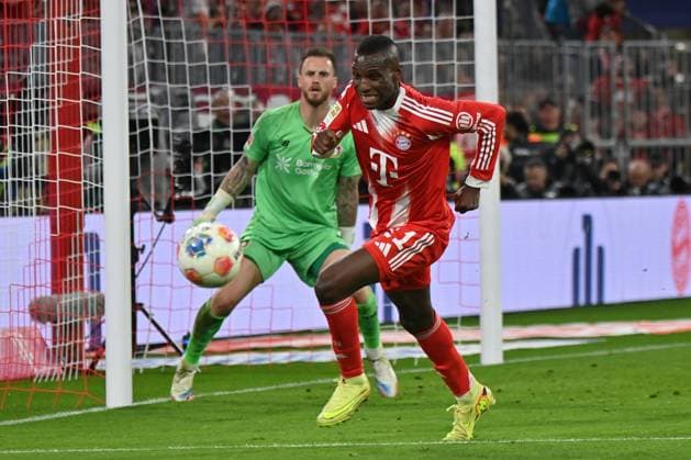 01 11 2025, xjrdrx, Soccer 1 Bundesliga, FC Bayern Muenchen Bayer 04 Leverkusen v l Nicolas Jackson FC Bayern Muenchen DFL DFB REGULATIONS PROHIBIT ANY USE OF PHOTOGRAPHS as IMAGE SEQUENCES and or QUASI VIDEO Muenchen