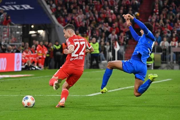 01 11 2025, xjrdrx, Soccer 1 Bundesliga, FC Bayern Muenchen Bayer 04 Leverkusen v l Raphael Guerreiro FC Bayern Muenchen before the own goal to 3 0 Jarell Quansah Bayer 04 Leverkusen DFL DFB REGULATIONS PROHIBIT ANY USE OF PHOTOGRAPHS as IMAGE SEQUENCES and or QUASI VIDEO Muenchen
