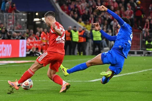 01 11 2025, xjrdrx, Soccer 1 Bundesliga, FC Bayern Muenchen Bayer 04 Leverkusen v l Raphael Guerreiro FC Bayern Muenchen before the own goal to 3 0 Jarell Quansah Bayer 04 Leverkusen DFL DFB REGULATIONS PROHIBIT ANY USE OF PHOTOGRAPHS as IMAGE SEQUENCES and or QUASI VIDEO Muenchen