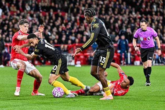 1st November 2025; The City Ground, Nottingham, England; Premier League Football, Nottingham Forest versus Manchester United, ManU Matheus Cunha of Manchester United beats the tackles of Dan Ndoye and Ryan Yates of Nottingham Forest as Patrick Dorgu watches  GodfreyxPitt