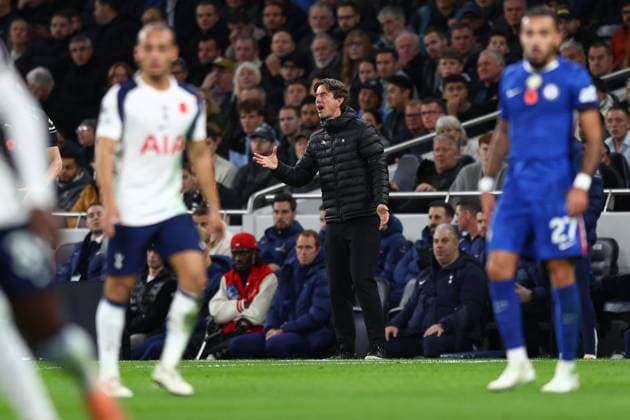 Tottenham Hotspur v Chelsea, Premier League Tottenham Hotspur Manager Thomas Frank gestures to his players during the Tottenham Hotspur v Chelsea Premier League match at the Tottenham Hotspur Stadium, London, England on 1 November 2025 Credit: Sally Rawlins Every Second Media Editorial use only. All images are copyright Every Second Media Limited. No images may be reproduced without prior permission. All rights reserved. Premier League and Football League images are subject to licensing agreements with Football DataCo Limited. see https: www.football-dataco.com Copyright: xIMAGO EveryxSecondxMediax ESM-1650-0025 SallyxRawlinsx xEveryxSecondxMediax