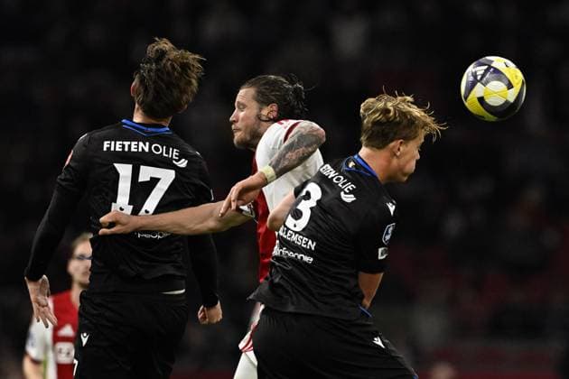 AMSTERDAM - Nikolai Hopland of SC Heerenveen, Wout Weghorst of Ajax, and Maas Willemsen of SC Heerenveen during the Dutch Eredivisie match between AFC Ajax and SC Heerenveen at the Johan Cruijff ArenA on November 1, 2025, in Amsterdam, Netherlands. ANP OLAF KRAAK Eredivisie 2025-2026 xVIxANPxSportx xxANPxIVx 540936561 originalFilename: 540936561.jpg