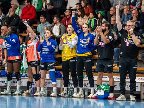Cheers on the HSG Blomberg Lippe bench, Frisch Auf Goeppingen vs HSG Blomberg Lippe, Handball, 1 Bundesliga, 2025 2026 season, 01 11 2025 Frisch Auf Goeppingen vs HSG Blomberg Lippe, Handball, 1 Bundesliga, 2025 2026 season, 01 11 2025 Goeppingen Copyright: xMichaelxSchmidt Eibner-Pressefotx EP_MST