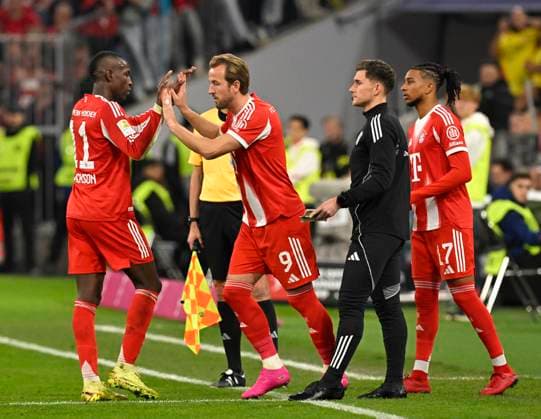 01 11 2025, Soccer Bundesliga 2025 2026, Matchday 9, FC Bayern Munich Bayer Leverkusen, at the Allianz Arena Munich, Harry Kane FC Bayern Munich comes into play for Nicolas Jackson FC Bayern Munich DFL and DFB regulations prohibit any use of photographs as image sequences and or quasi video