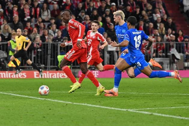01 11 2025, xjrdrx, Soccer 1 Bundesliga, FC Bayern Muenchen Bayer 04 Leverkusen v l Nicolas Jackson FC Bayern Muenchen before the offside goal DFL DFB REGULATIONS PROHIBIT ANY USE OF PHOTOGRAPHS as IMAGE SEQUENCES and or QUASI VIDEO Muenchen
