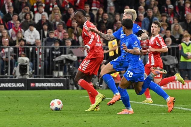 01 11 2025, xjrdrx, Soccer 1 Bundesliga, FC Bayern Muenchen Bayer 04 Leverkusen v l Nicolas Jackson FC Bayern Muenchen before the offside goal DFL DFB REGULATIONS PROHIBIT ANY USE OF PHOTOGRAPHS as IMAGE SEQUENCES and or QUASI VIDEO Muenchen