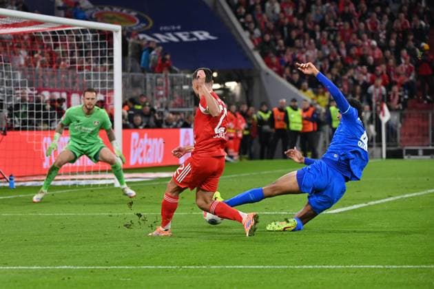 01 11 2025, xjrdrx, Soccer 1 Bundesliga, FC Bayern Muenchen Bayer 04 Leverkusen v l Raphael Guerreiro FC Bayern Muenchen before the own goal to 3 0 Jarell Quansah Bayer 04 Leverkusen DFL DFB REGULATIONS PROHIBIT ANY USE OF PHOTOGRAPHS as IMAGE SEQUENCES and or QUASI VIDEO Muenchen