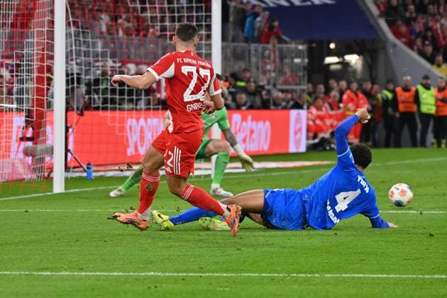 01 11 2025, xjrdrx, Soccer 1 Bundesliga, FC Bayern Muenchen Bayer 04 Leverkusen v l Raphael Guerreiro FC Bayern Muenchen before the own goal to 3 0 Jarell Quansah Bayer 04 Leverkusen DFL DFB REGULATIONS PROHIBIT ANY USE OF PHOTOGRAPHS as IMAGE SEQUENCES and or QUASI VIDEO Muenchen