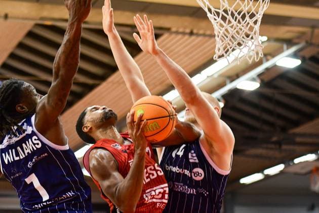Antonio Williams, Kyle Castlin, Max Brackmann 6 Matchday, 2 Bundesliga Pro A, 46ers, Basketball, Basketball season 2025 2026, BBL, Germany, Gießen 46ers VfL SparkassenStars Bochum, Gießen in red, Bochum in blue, Men