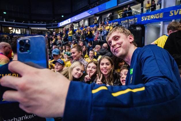 251101 Edwin Aspenbäck and supporters of Sweden after the international friendly handball match between Sweden and Spain on November 1, 2025 in Eskilstuna Photo Kenta Jönsson BILDBYRAN COP 210 KJ0282 handball handboll handball landslag sverige sweden spain national teams bbeng publik  Copyright: KENTAxJÖNSSON BB251101KJ075