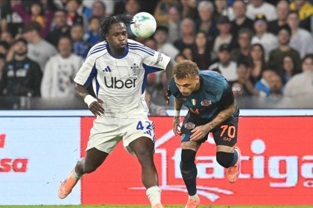 Noa Lang of SSC Napoli competes for the ball with Jayden Addai of Como 1907 during the Seie A Enelive match between SSC Napoli vs Como 1907 at Diego Armndo Maradona Stadium  Copyright: xAgostinoxGemito IPAxSportx xipa-agency.netx xx IPA_67362405 IPA_Agency_IPA67362405
