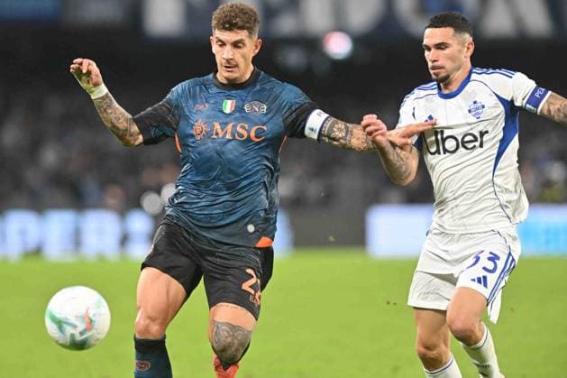 Giovanni Di Lorenzo of SSC Napoli competes for the ball with Lucas Da Cunha of Como 1907 during the Seie A Enelive match between SSC Napoli vs Como 1907 at Diego Armndo Maradona Stadium  Copyright: xAgostinoxGemito IPAxSportx xipa-agency.netx xx IPA_67362412 IPA_Agency_IPA67362412