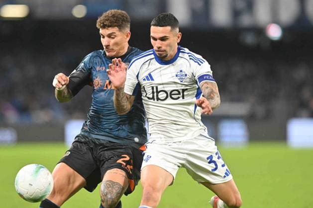 Giovanni Di Lorenzo of SSC Napoli competes for the ball with Lucas Da Cunha of Como 1907 during the Seie A Enelive match between SSC Napoli vs Como 1907 at Diego Armndo Maradona Stadium  Copyright: xAgostinoxGemito IPAxSportx xipa-agency.netx xx IPA_67362418 IPA_Agency_IPA67362418